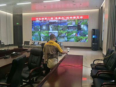 乾港集團的施工師傅們正在進行除甲醛施工